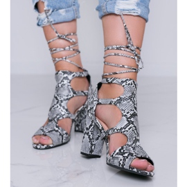 Sandálias pretas em um poste no padrão de pele de cobra da Selva Dourada preto 1