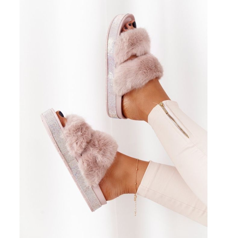 PS1 Chinelos bege na plataforma com pele e zircônia cúbica Uau! 1 PS1 Chinelos bege na plataforma com pele e zircônia cúbica Uau! 1