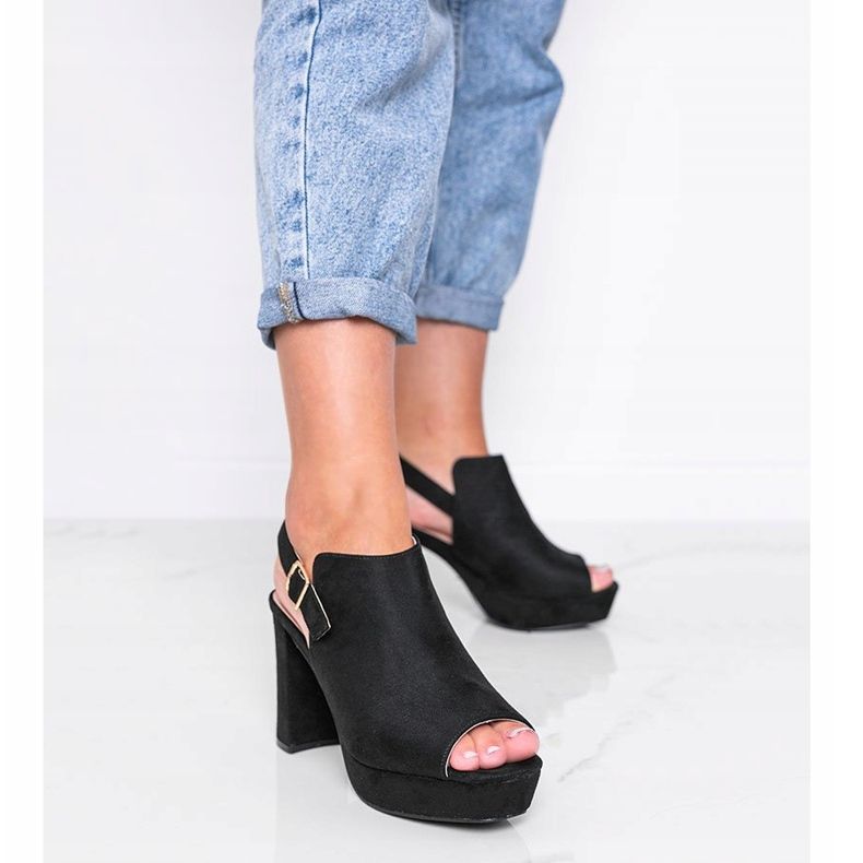 Sandálias pretas no poste de Lordly preto 1