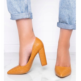 Sapatos marrons em um poste com o motivo de pele de cobra This Way marrom 1