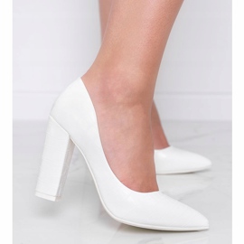 Sapatos brancos em uma coluna com um padrão de pele de cobra Desta forma 1 Sapatos brancos em uma coluna com um padrão de pele de cobra Desta forma 1