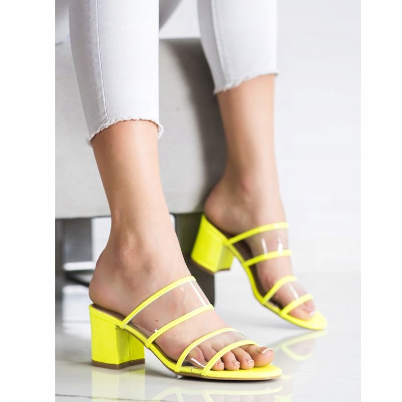 Small Swan Chinelos com tiras transparentes amarelo 2