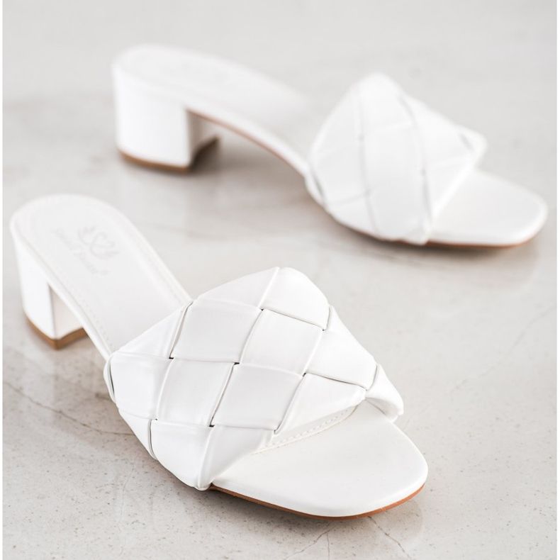 Small Swan Chinelos acolchoados em um poste branco 1