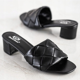 Small Swan Chinelos acolchoados em um poste preto 1 Small Swan Chinelos acolchoados em um poste preto 1