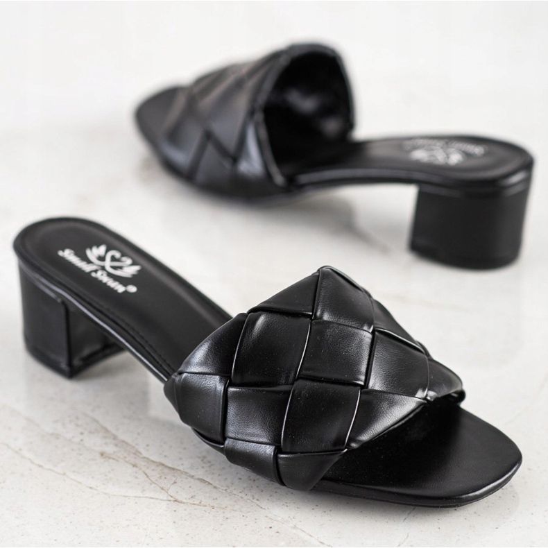 Small Swan Chinelos acolchoados em um poste preto 1 Small Swan Chinelos acolchoados em um poste preto 1