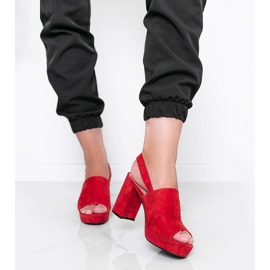 Sandálias vermelhas da Chikie no poste vermelho 1