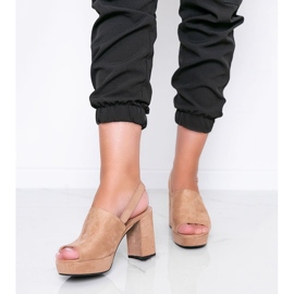 Sandálias bege em um poste Chikie 1