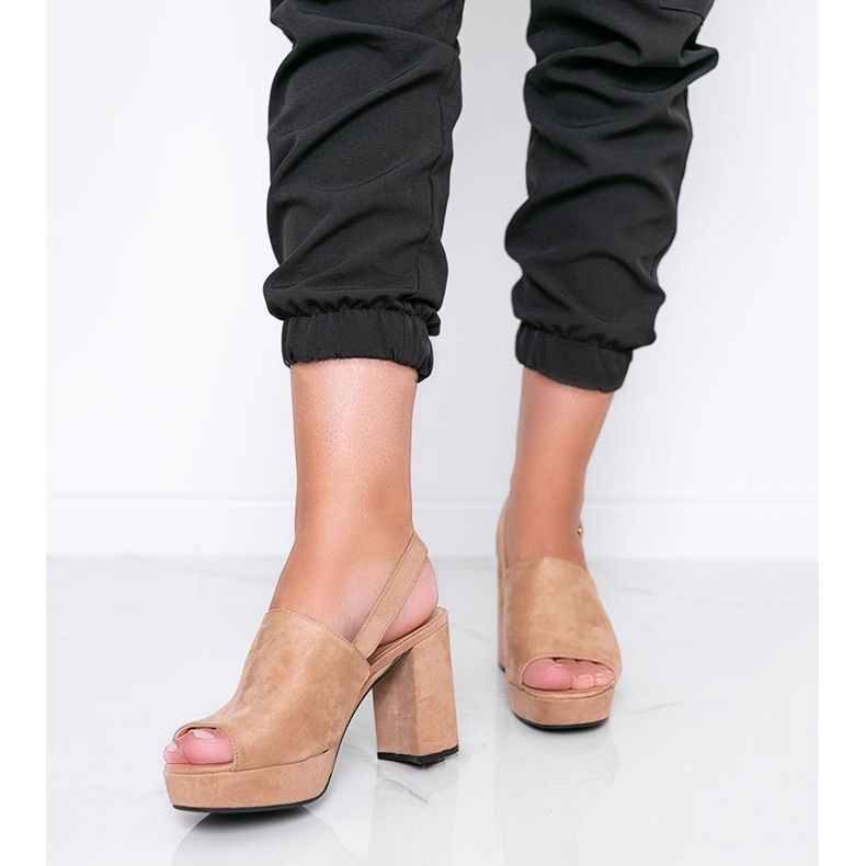 Sandálias bege em um poste Chikie 1