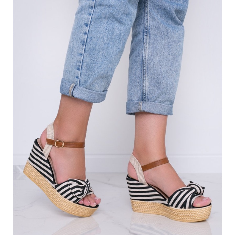 Sandálias de cunha preta e branca com laço Holiday Vibes branco preto 2