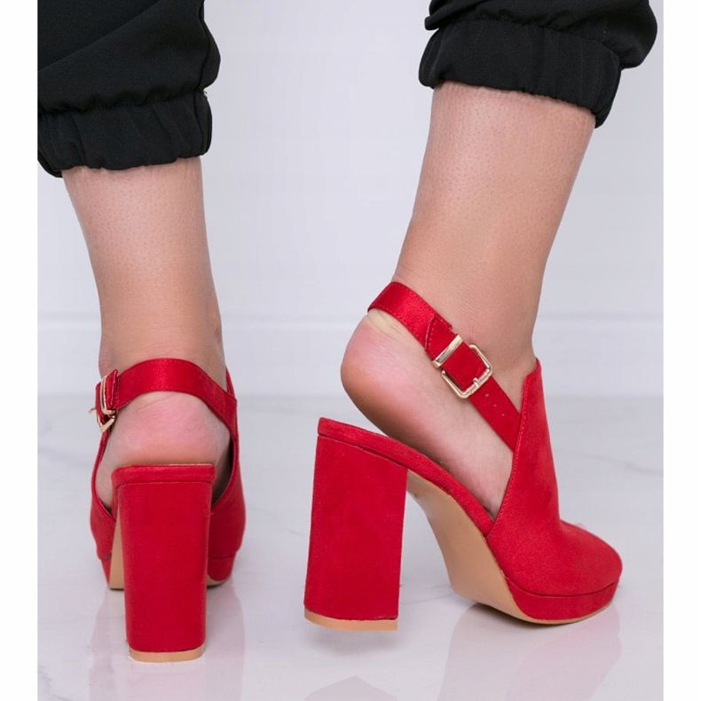 Sandálias vermelhas em um posto de cafetão vermelho 1