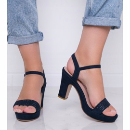 Sandálias azul marinho com orifícios na postagem do dia perfeito 1