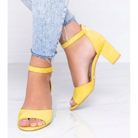 Sandálias amarelas no posto Mare Mare amarelo 1