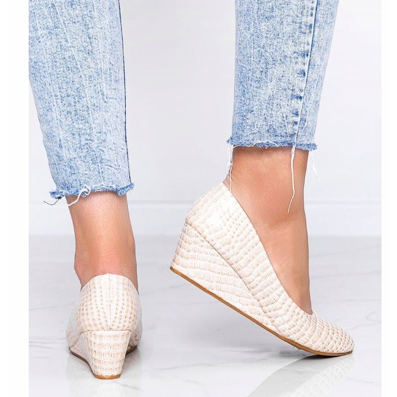 Sapatos bege em um padrão de pele de crocodilo no calcanhar de cunha da Vida Selvagem 1