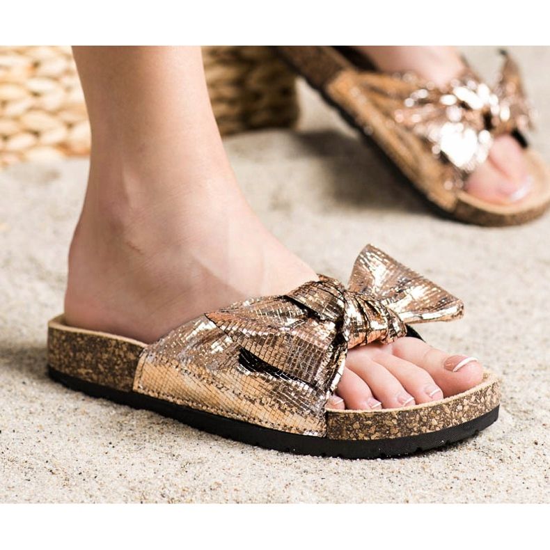 SHELOVET Chinelos brilhantes com um laço dourado 1