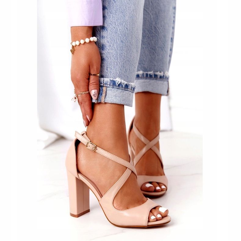 PG1 Sandálias Nude Elegantes Jemma em um bar bege 1