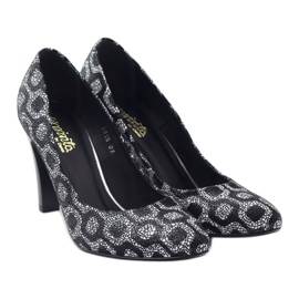 Espinto Bombas em um salto preto / branco 4