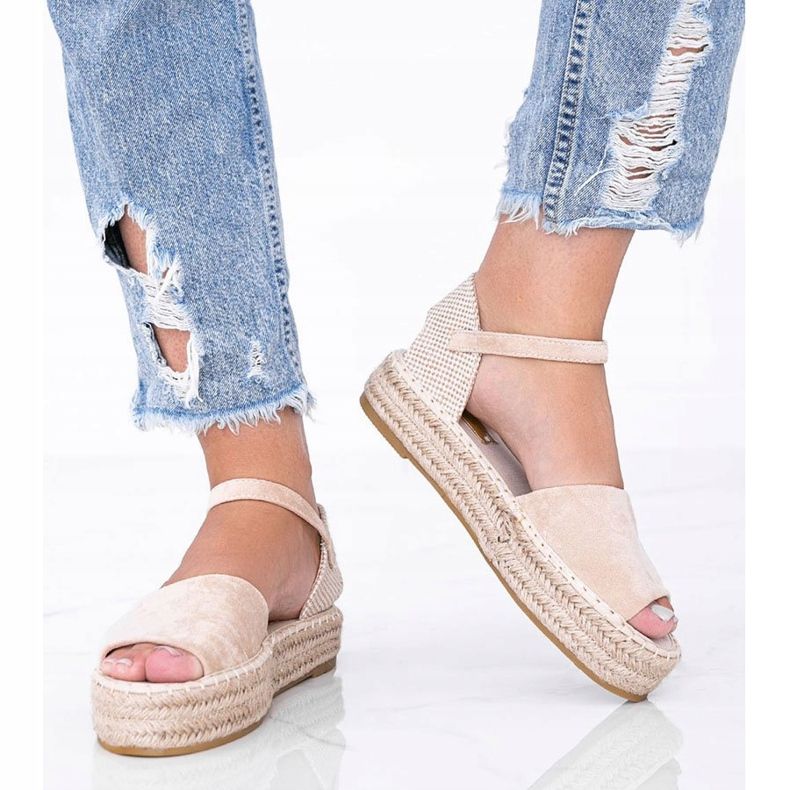 Sandálias bege na plataforma do Rio das Pérolas 1