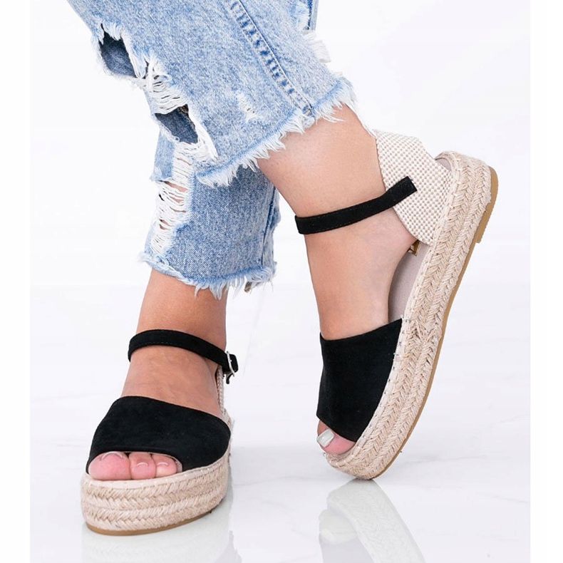 Sandálias pretas na plataforma do Rio das Pérolas preto 1