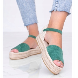 Sandálias verdes na plataforma do Rio das Pérolas 1