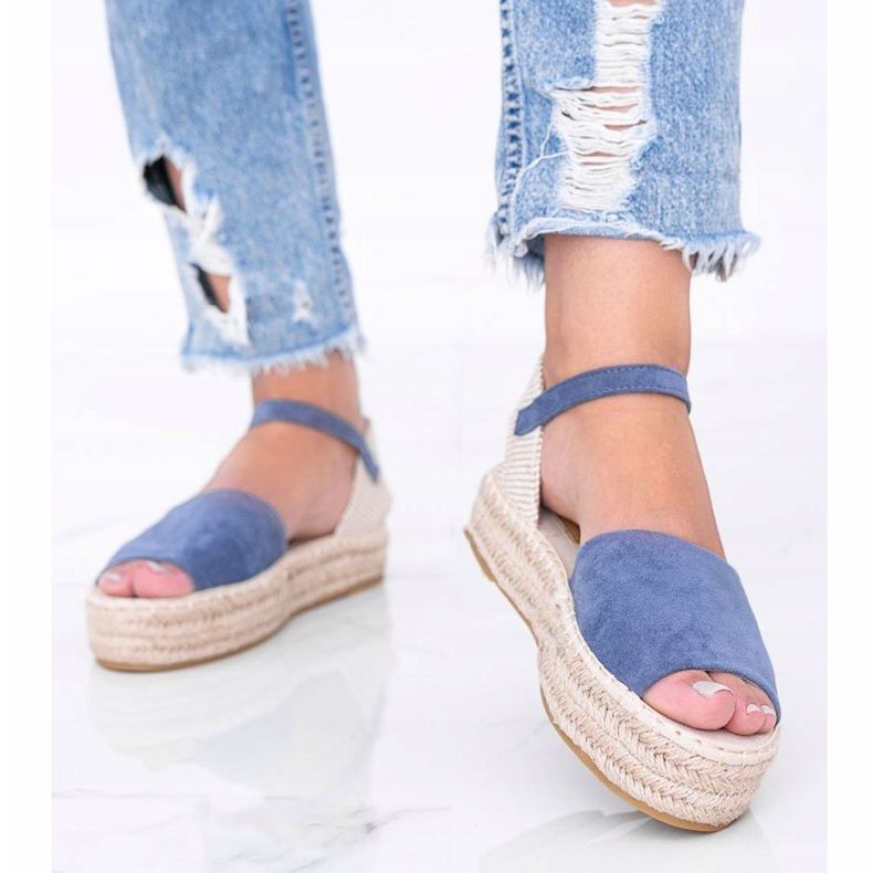 Sandálias azuis na plataforma do Rio das Pérolas azul 1