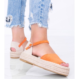 Sandálias laranja na plataforma do Rio das Pérolas 1