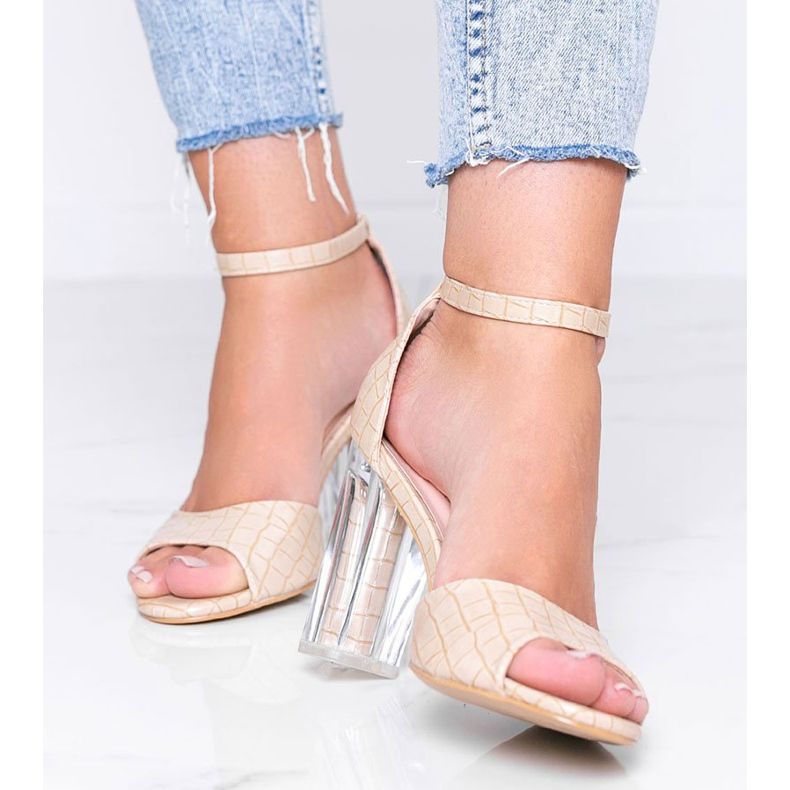 Sapatos bege em um poste com salto No Fear transparente 1