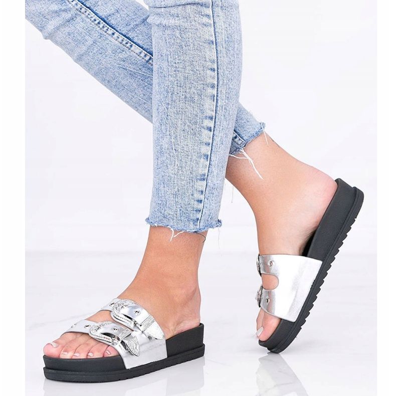 Chinelos prateados com fivelas Go Crazy decorativas prata 1