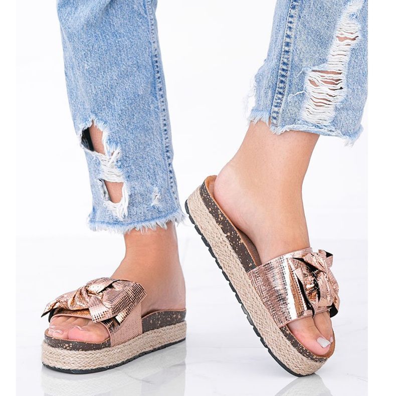 Chinelos femininos em ouro rosa com laço Columbia dourado 1