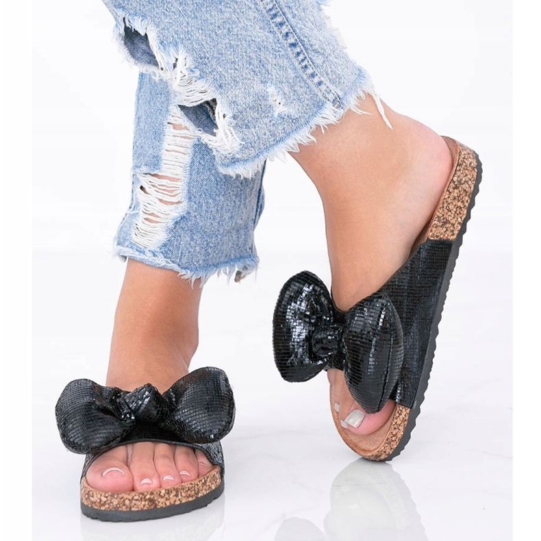 Chinelos pretos com laço da Norris 1