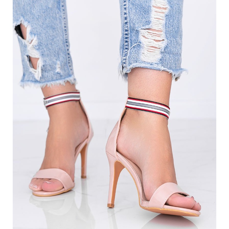 Sandálias bege em estilete da Michel 1