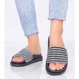 Chinelos pretos ricamente decorados por Trisha 1