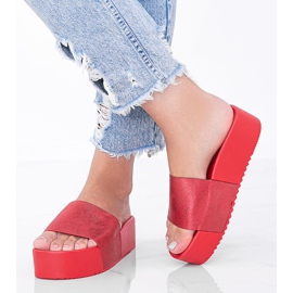 Chinelos vermelhos em uma sola grossa de Crysta 1