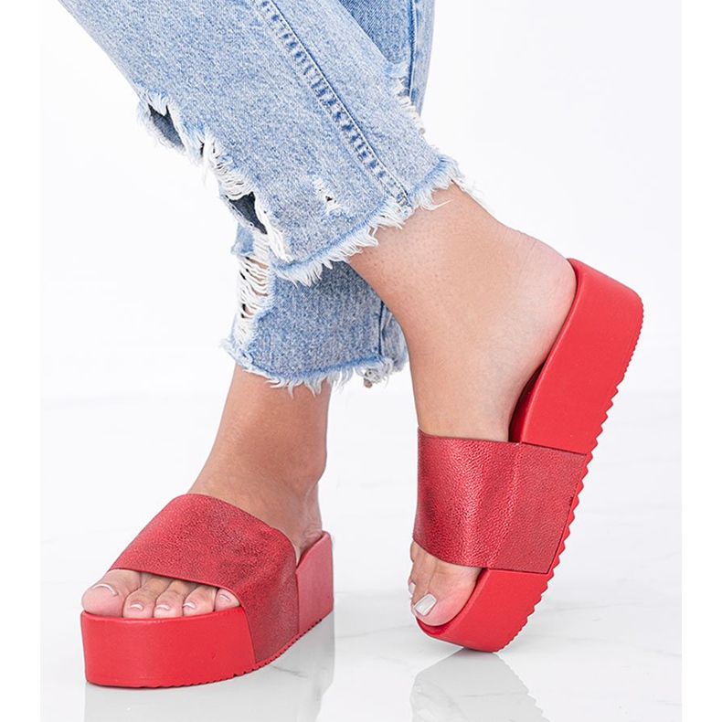 Chinelos vermelhos em uma sola grossa de Crysta 1