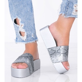 Chinelos cinza em uma sola grossa no padrão de pele de cobra Crysta 1