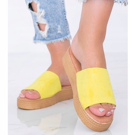 Chinelos amarelos no Dr. Martin 1