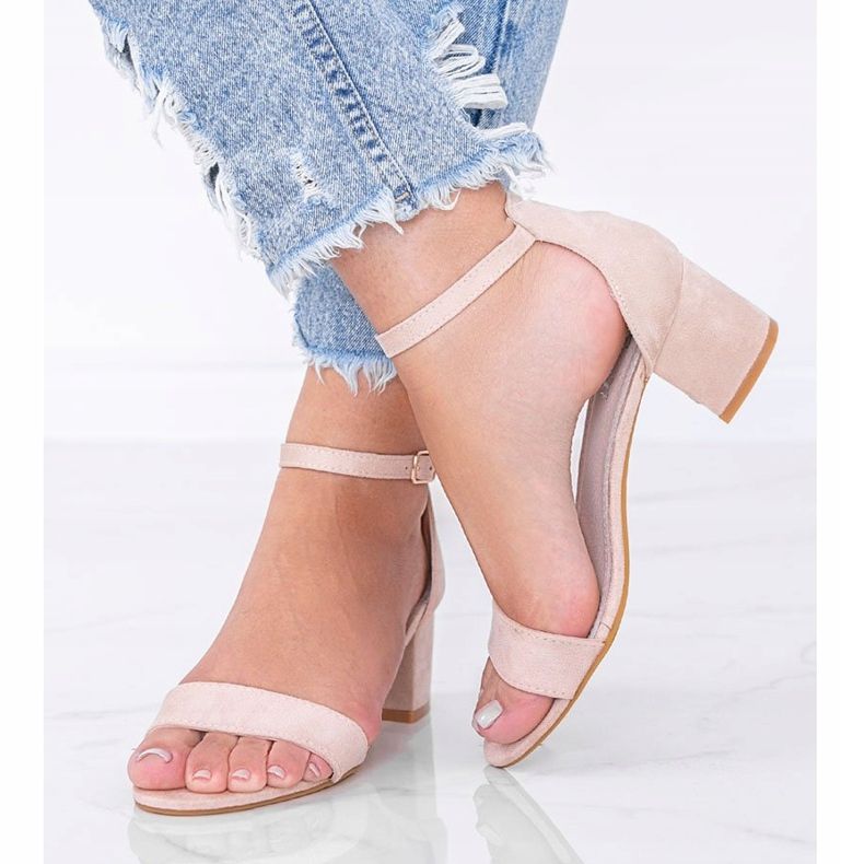 Sandálias bege em um poste baixo Seu toque 1