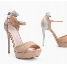 Sandálias bege em um alfinete Mistery 1