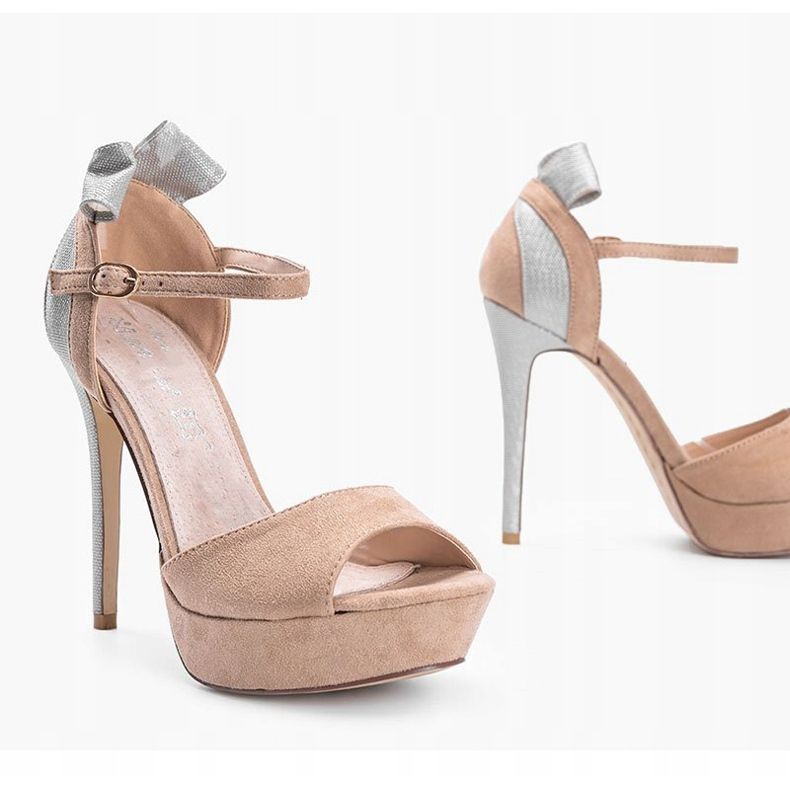 Sandálias bege em um alfinete Mistery 1