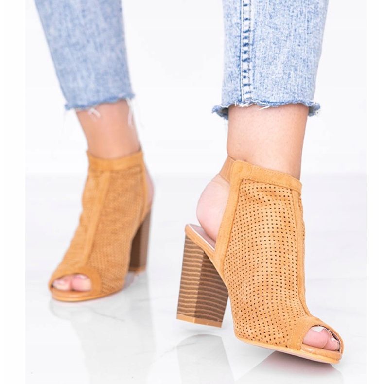 Sandálias camelo com orifícios no poste Veronika marrom 1