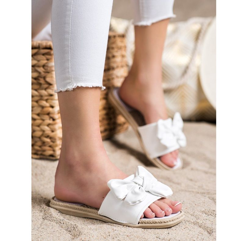 Small Swan Chinelos de couro ecológico com laço branco 1