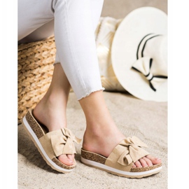 Evento Chinelos leves na plataforma bege 2