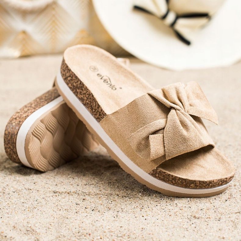 Evento Chinelos leves na plataforma bege 1