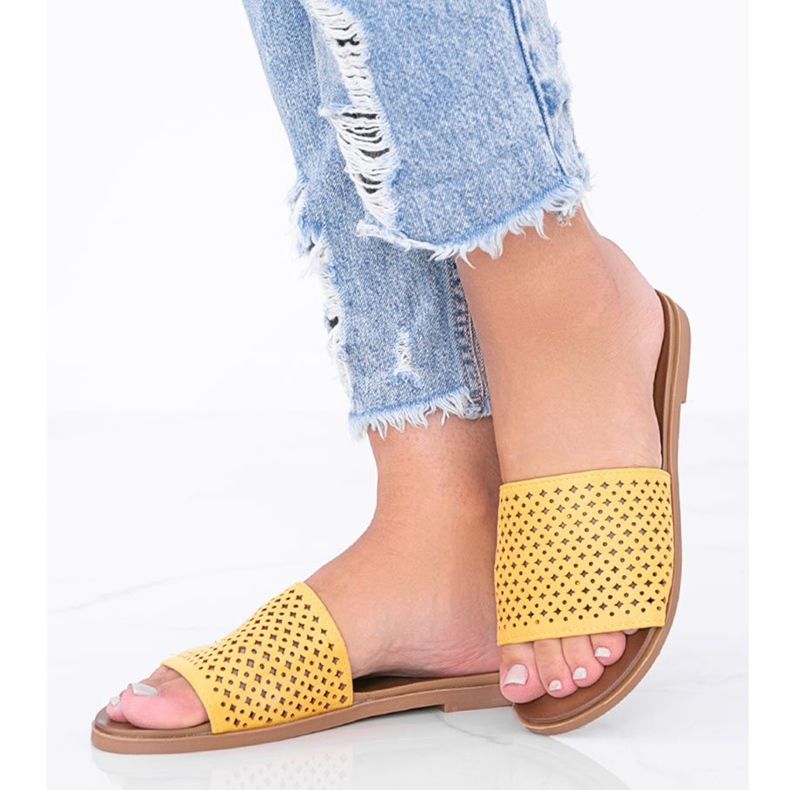 Chinelos Ballera femininos com orifícios amarelos 1