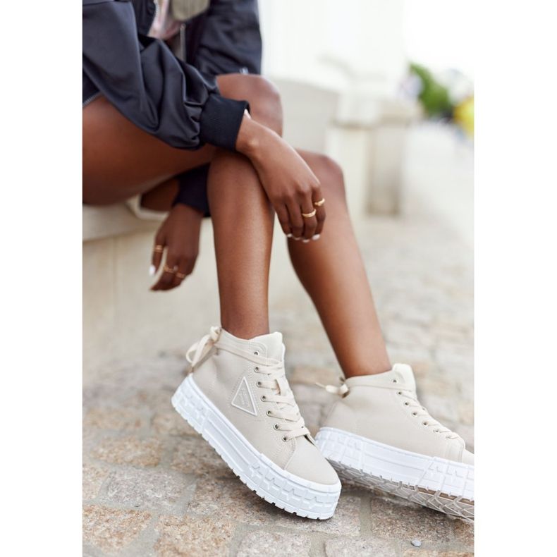 Tênis alto feminino em uma plataforma bege de Manhattan 2