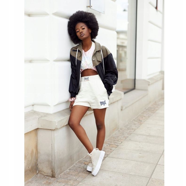 Tênis alto feminino em uma plataforma bege de Manhattan 1