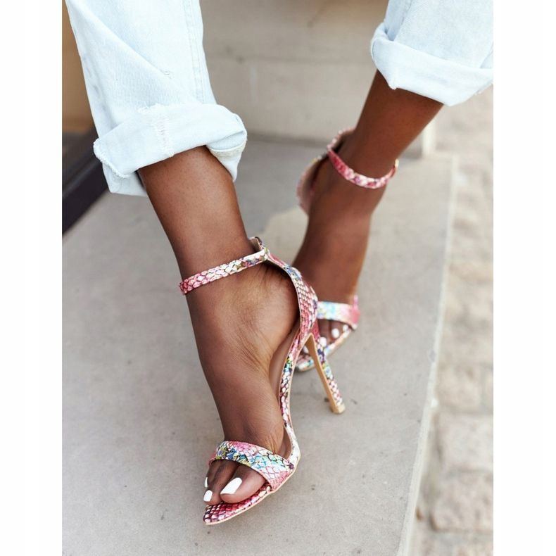 Sandálias de salto alto com padrão de cobra Lu Boo rosa multicolorido 1