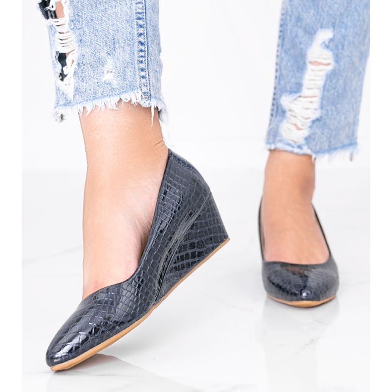 Sapatos bege em um padrão de pele de crocodilo no calcanhar de cunha da Vida Selvagem azul 1