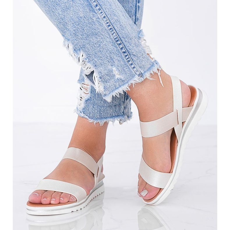 Sandálias bege com sola cro grossa 1