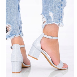 Sandálias prateadas brilhantes em um poste baixo de Malabo prata 1