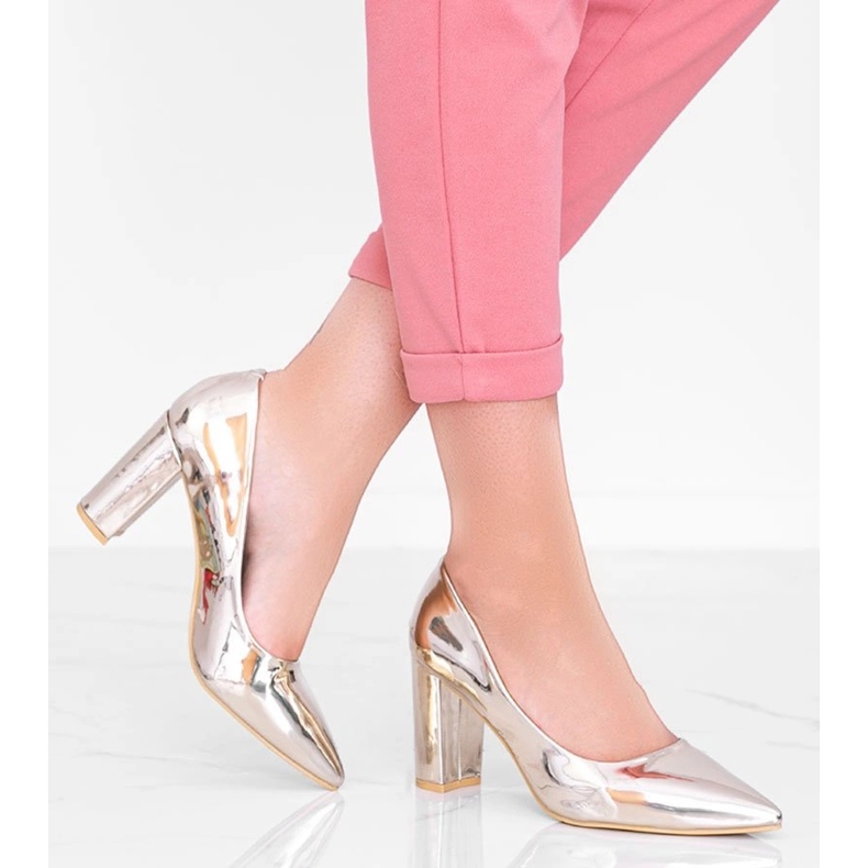 Bombas de ouro no posto CowGirl dourado 1